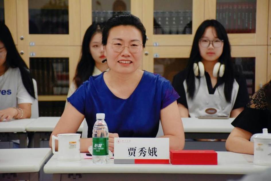 国内自拍
教育基金会副秘书长贾秀娥发言